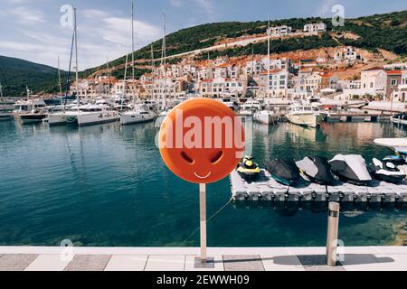 Rettungsboje auf dem Jachtdock an der Lustica Bay in Montenegro. Stockfoto
