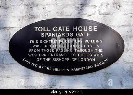 Tafel an der Wand des 18th. Jahrhunderts Mauthauses auf Spanisch Gate Hampstead London Stockfoto