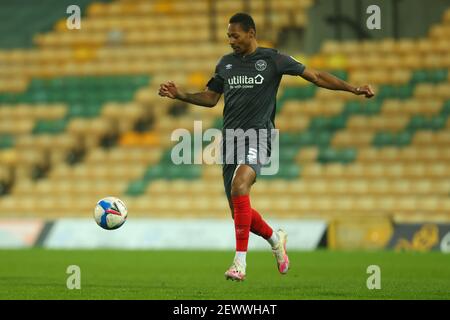 Norwich, Großbritannien. 3rd. März 2021; Carrow Road, Norwich, Norfolk, England, English Football League Championship Football, Norwich versus Brentford; Ethan Pinnock of Brentford Credit: Action Plus Sports Images/Alamy Live News Stockfoto