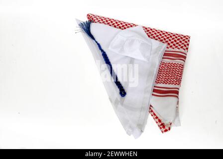 Arabisch kulturelle traditionelle Kleidung Accessoires, Shemagh, White Ghutrah, islamische Mütze und Rosenkranz isoliert Auf weißem Hintergrund Stockfoto