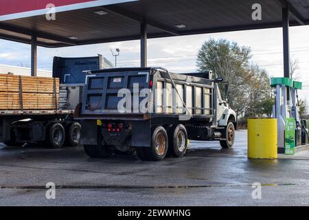 Richmond County, GA USA - 03 03 21: Ein Muldenkipper an einer Dieselpumpe Hinterecke Stockfoto