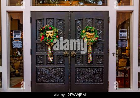 Das historische Malaga Inn, erbaut 1862, verfügt über Mardi Gras Kränze an den Türen, 27. Februar 2021, in Mobile, Alabama. Stockfoto