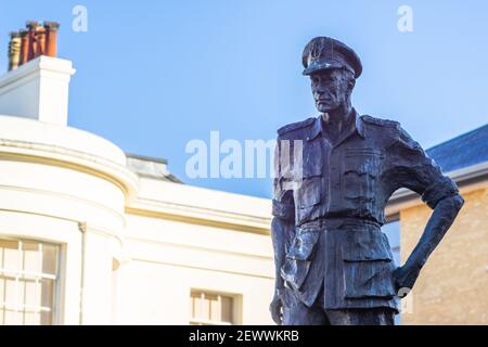 Statue von Lord Louis Mountbatten, Oberster alliierter Kommandant während der Burma-Kampagne im Jahr WW2, auf dem Grosvenor Square, Southampton, England, Großbritannien Stockfoto