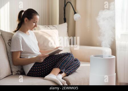 Moderner Luftbefeuchter, Aromaöl-Diffusor zu Hause. Verbesserung des Wohnkomforts in einem Haus, Verbesserung des Wohlbefindens. Ultraschall-Dampftechnologie Stockfoto