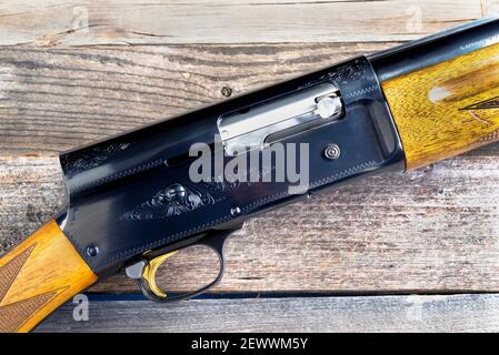 Fort Worth, Texas - 2021. Februar Nahaufnahme einer A5 Browning 12 Guage Schrotflinte. Wurde 1898 von John Browning entworfen und zuletzt 1998 produziert. Stockfoto