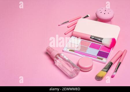 Make-up-Kosmetikset auf pinkfarbenem Hintergrund. Professionelle dekorative Kosmetik, Beauty-Blogger-Konzept, Copy-Space Stockfoto
