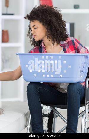 Afrikanische amerikanische Frau im Rollstuhl Waschen Stockfoto