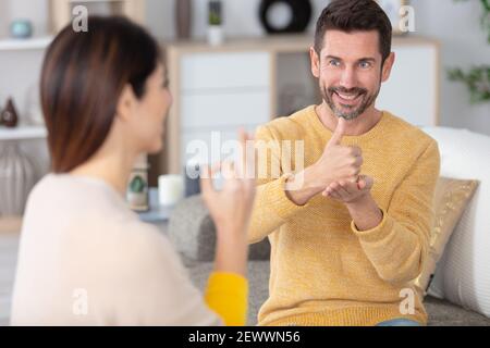 Junge Menschen diskutieren mit Gebärdensprache Stockfoto