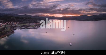 sonnenaufgang im Stausee aus der Luft in Panorama Stockfoto