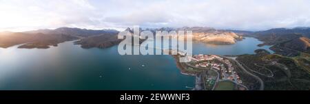 sonnenaufgang im Hochgebirgsstausee aus der Luft in Panorama Stockfoto