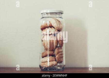 Glasglas mit hausgemachten Keksen auf hellem Hintergrund Stockfoto