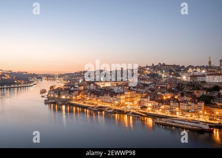 Blick auf die UNESCO-Porto-Stätte bei Sonnenuntergang mit Stadtlicht an, Blick über die Stadt Stockfoto