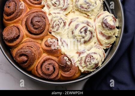 Cenital Ansicht von frisch gebackenen Zimtrollen auf bunten Hintergründen, Stockfoto