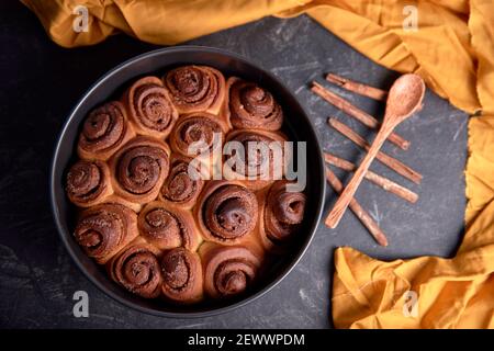 Cenital Ansicht von frisch gebackenen Zimtrollen auf bunten Hintergründen, Stockfoto