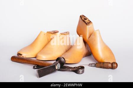 Zuletzt für Schuhe und Werkzeuge auf weißem Hintergrund Stockfoto