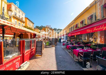 Ein Straßencafé in der Altstadt von Cours Saleya Vieux Nice, Frankreich, an einem Sommermorgen neben dem wöchentlichen Markt im Freien. Stockfoto