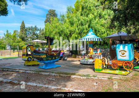 Vergnügungsfahrten für Kinder im öffentlichen Park auf dem Schlosshügel an der französischen Riviera in Nizza, Frankreich. Stockfoto