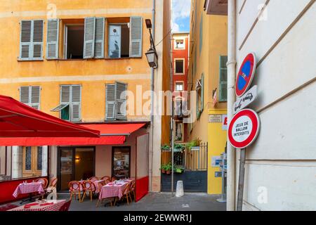 Ein sehr schmaler, eingezäunter Innenhof in einer Wohnung neben einem Straßencafé in der Altstadt Vieux Nice, an der französischen Riviera. Stockfoto