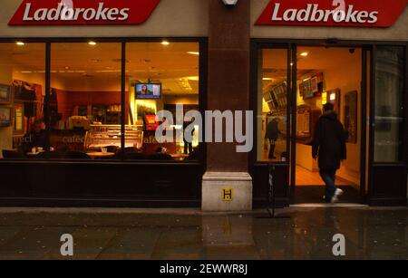 LADBROKES BUCHMACHER IN NORTHUMBERLAND AVENUE, LONDON.TOM PILSTON, 22/02/07 Stockfoto