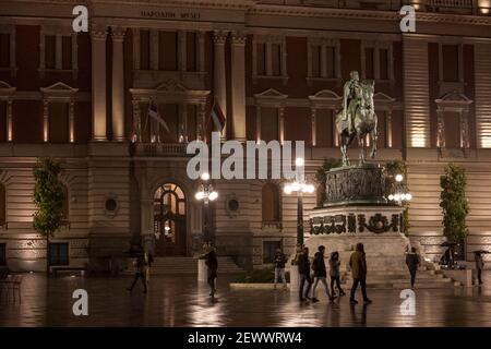 BELGRAD, SERBIEN - 5. NOVEMBER 2020: Panorama der Republik Trg in der Nacht mit Prinz Mihailo (Knez Mihailo) Statue vor dem Nationalmuseum von Serbi Stockfoto