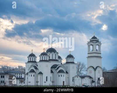 Kirche von hram svetog simeona mirotocivog, auch der Tempel des Heiligen Simeon genannt, in Neu-Belgrad Bezirk, Serbien. Es ist arecently serbischen Ort gebaut Stockfoto