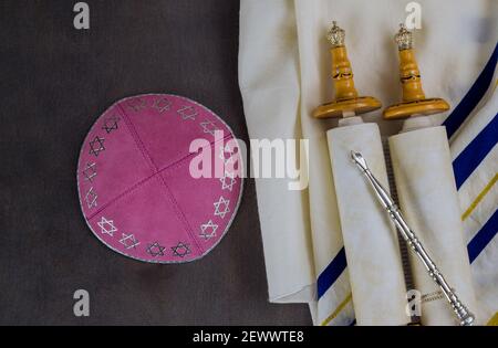 Gebetsbuch mit tora-Schriftrolle und Gebetsschal tallit jüdisch Religiöse Symbole Stockfoto