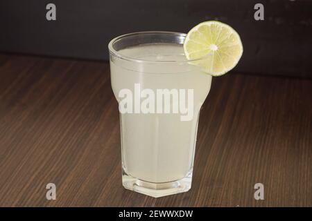 Einzelne Limonade in einem Glas auf einem Holzhintergrund Stockfoto