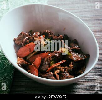 Rindfleisch unter Rühren braten mit Steak und Bio-Gemüse Stockfoto