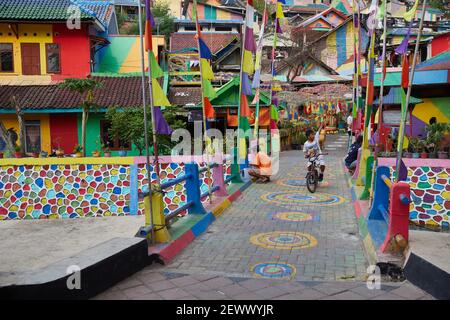 Kampung Pelangi oder Rainbow Village ist eine Idee, die hat Werden Sie in ganz indonesien als eine kostengünstige Möglichkeit zum Aufhellen populär Weniger wohlhabende Teile des Stockfoto