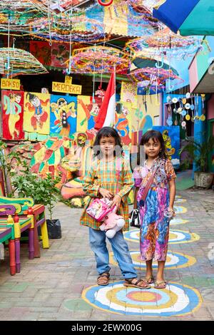 Kampung Pelangi oder Rainbow Village ist eine Idee, die hat Werden Sie in ganz indonesien als eine kostengünstige Möglichkeit zum Aufhellen populär Weniger wohlhabende Teile des Stockfoto