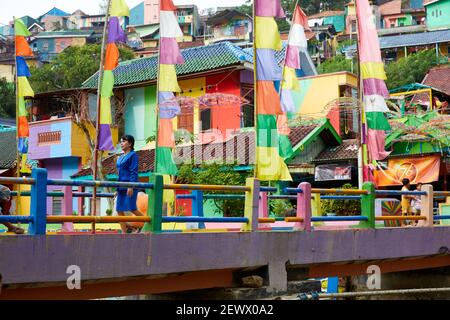 Kampung Pelangi oder Rainbow Village ist eine Idee, die hat Werden Sie in ganz indonesien als eine kostengünstige Möglichkeit zum Aufhellen populär Weniger wohlhabende Teile des Stockfoto