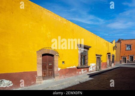 Mexiko, farbenfrohe Gebäude und Straßen von San Miguel de Allende im historischen Stadtzentrum. Stockfoto