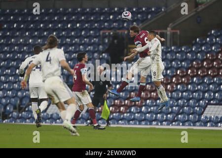 BURNLEY, ENGLAND. MÄRZ 3rd Burnleys Chris Wood bestreitet einen Header mit Youri Tielemans Leicester City während des Premier League-Spiels zwischen Burnley und Leicester City im Turf Moor, Burnley am Mittwoch, 3rd. März 2021. (Kredit: Mark Fletcher, Mi News) Kredit: MI Nachrichten & Sport /Alamy Live Nachrichten Stockfoto