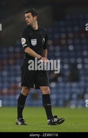 BURNLEY, ENGLAND. MÄRZ 3rd Schiedsrichter Andrew Madeley während des Premier League-Spiels zwischen Burnley und Leicester City in Turf Moor, Burnley am Mittwoch, 3rd. März 2021. (Kredit: Mark Fletcher, Mi News) Kredit: MI Nachrichten & Sport /Alamy Live Nachrichten Stockfoto