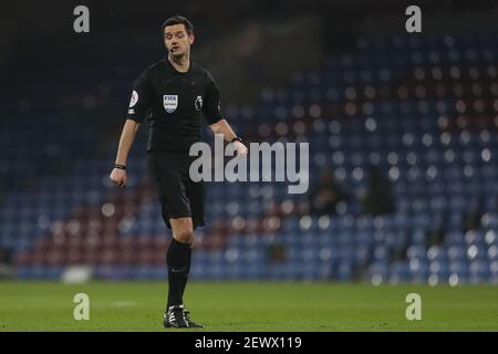 BURNLEY, ENGLAND. MÄRZ 3rd Schiedsrichter Andrew Madeley während des Premier League-Spiels zwischen Burnley und Leicester City in Turf Moor, Burnley am Mittwoch, 3rd. März 2021. (Kredit: Mark Fletcher, Mi News) Kredit: MI Nachrichten & Sport /Alamy Live Nachrichten Stockfoto