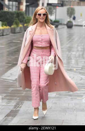 London, Großbritannien. März 2021, 03rd. Amanda Holden verlässt die Global Radio Studios in London. Kredit: SOPA Images Limited/Alamy Live Nachrichten Stockfoto