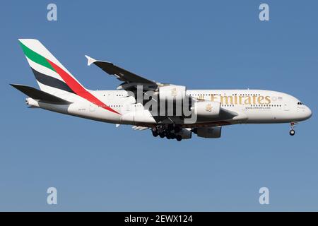 FRANKFURT AM MAIN, 02. November 2019: Emirates (EK / UAE) nähert sich dem Flughafen Frankfurt (EDDF/FRA) mit einem Airbus A380-861 A388. Stockfoto