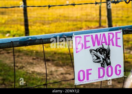 Hüten Sie sich vor dem Hundeschild, das an einem Zaun in der ländlichen Gegend von Redland in Miami, Florida, angebracht ist. Stockfoto