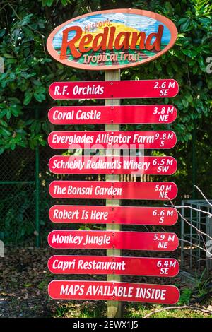Schild für die Attraktionen auf dem Redland Tropical Trail außerhalb des Miami-Dade County Redland Fruit and Spice Park. Stockfoto