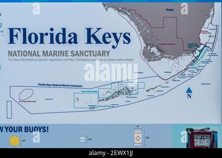 Ein Schild zeigt eine Karte des Florida Keys National Marine Sanctuary im Miami-Dade Homestead Park und Herbert Hoover Marina in Süd-Florida. Stockfoto