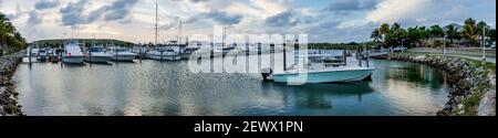 Panoramablick am späten Nachmittag Blick auf die Boote, die an der Black Point Park Marina in Miami, Florida angedockt. Stockfoto