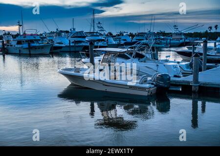 Am späten Nachmittag Blick auf die Boote angedockt an der Black Point Park Marina in Miami, Florida. Stockfoto