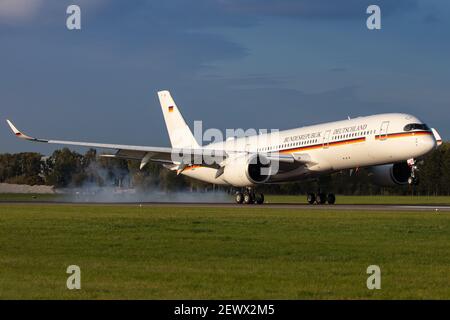 HAMBURG, DEUTSCHLAND - 30. Sep 2020: Landung der deutschen Luftwaffe (/ GAF) am Hamburger Flughafen (EDDH/HAM) mit einem Airbus A350-941 A359 nach einem Testflug. Stockfoto