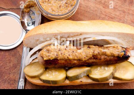 Heritage Bio-Bratwurst mit Gurken und Senf Stockfoto