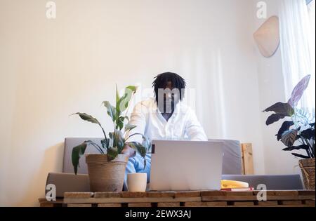 Ein afroamerikanischer Mann, der von zu Hause aus arbeitet Stockfoto