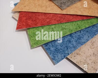 Linoleum. Mehrfarbige Muster von gegerbten Bodenbelägen. Bodenbeläge für Zuhause und Büro. Stockfoto