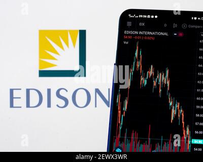 Ukraine. März 2021, 3rd. In dieser Abbildung werden die Börseninformationen von Edison International auf einem Smartphone mit dem Logo von Edison International im Hintergrund dargestellt. Kredit: Igor Golovniov/SOPA Images/ZUMA Wire/Alamy Live Nachrichten Stockfoto