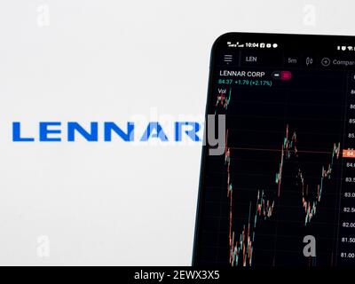 Ukraine. März 2021, 3rd. In dieser Abbildung sind die Börseninformationen der Lennar Corporation auf einem Smartphone mit dem Logo der Lennar Corporation im Hintergrund dargestellt. Kredit: Igor Golovniov/SOPA Images/ZUMA Wire/Alamy Live Nachrichten Stockfoto