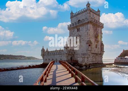 Lissabon, Belem Turm bei Sonnenuntergang am Ufer des Tejo. Stockfoto