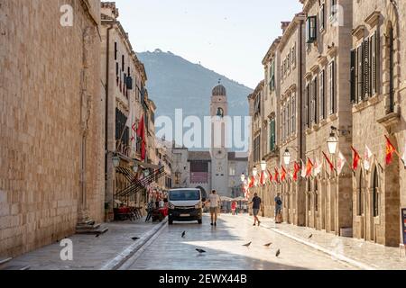 Dubrovnik, Kroatien - Aug 22, 2020: Leere stradun Straße in der Altstadt mit Blick auf Glockenturm Kuppel im Sommer morgens Stockfoto